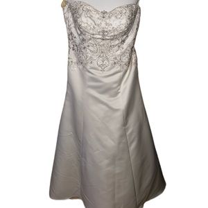 Beautiful Never Before Worn Wedding Dress
